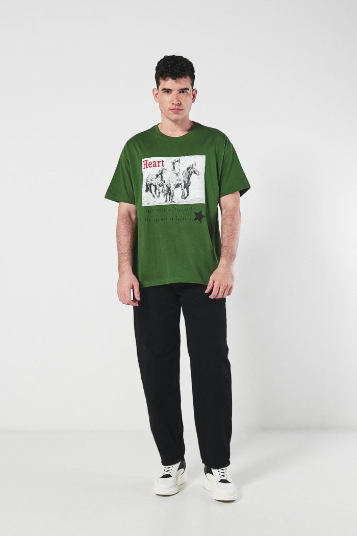 Camiseta verde oscura oversize con estampados vaqueros