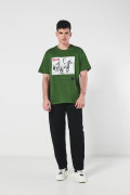 Camiseta verde oscura oversize con estampados vaqueros