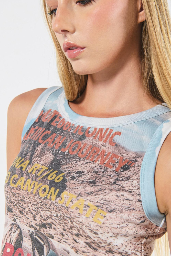 Camiseta azul clara manga sisa con diseño de paisaje