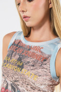 Camiseta azul clara manga sisa con diseño de paisaje