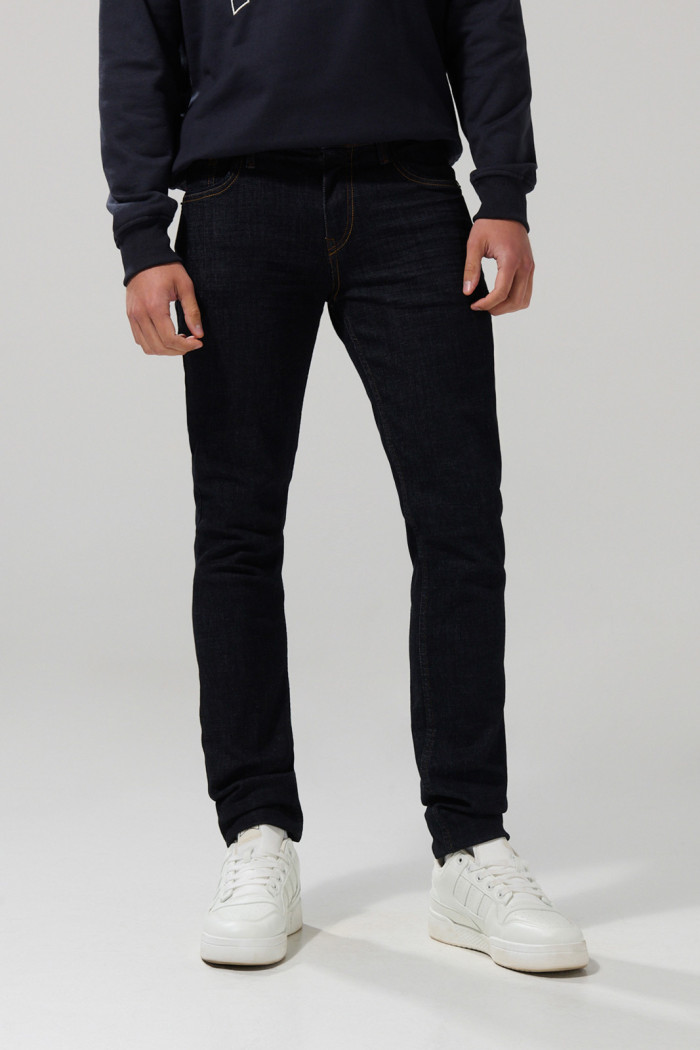 Jean skinny ajustado azul intenso tiro bajo con costuras