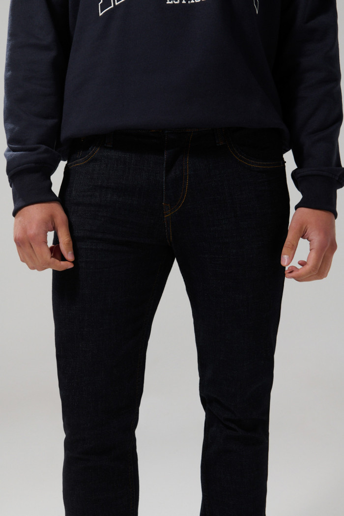 Jean skinny ajustado azul intenso tiro bajo con costuras