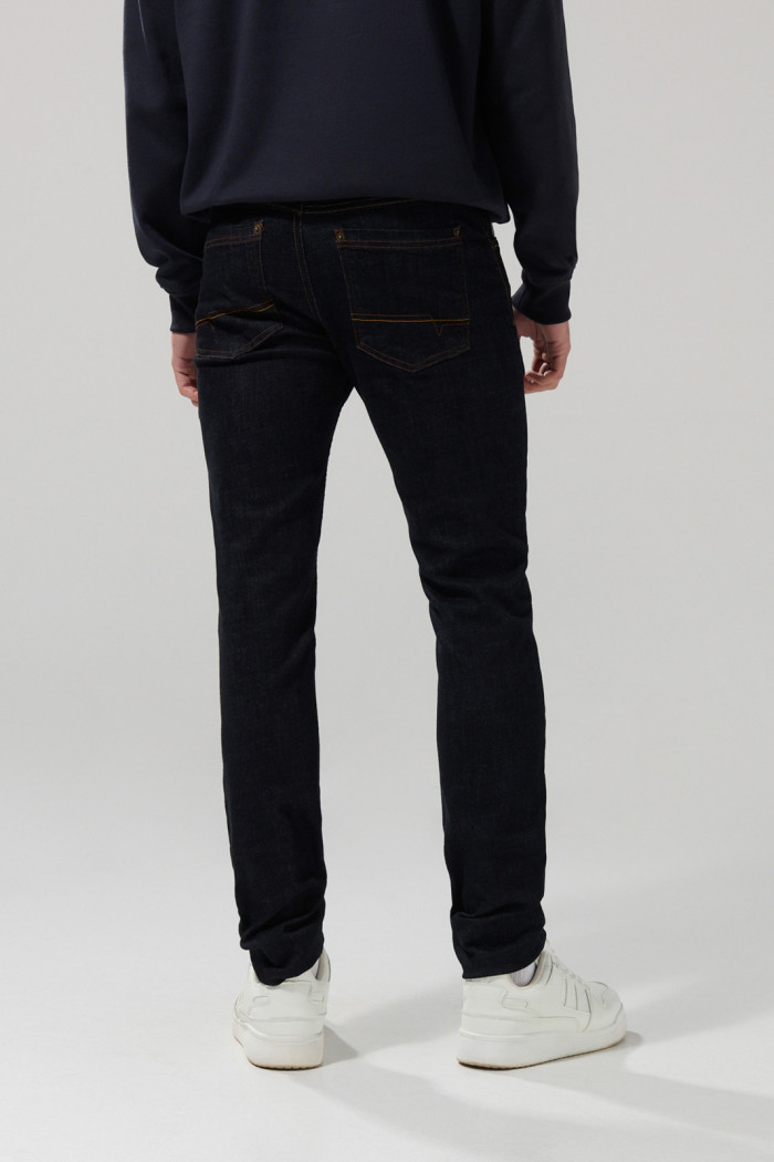 Jean skinny ajustado azul intenso tiro bajo con costuras