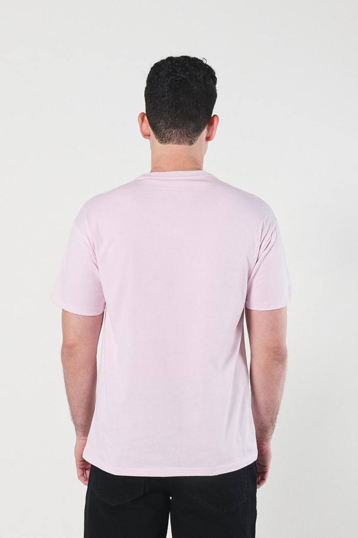 Camiseta rosada con diseño mitológico y manga corta