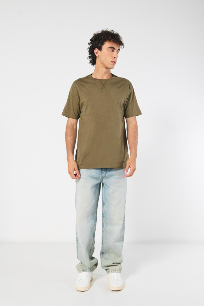 Camiseta unicolor con costura decorativa y cuello redondo