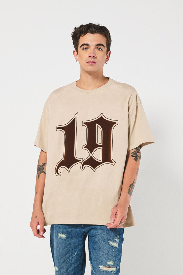 Camiseta oversize kaki cuello redondo con diseños college