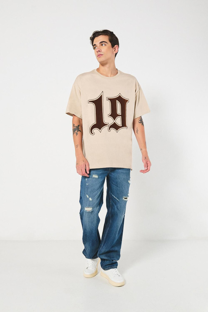 Camiseta oversize kaki cuello redondo con diseños college