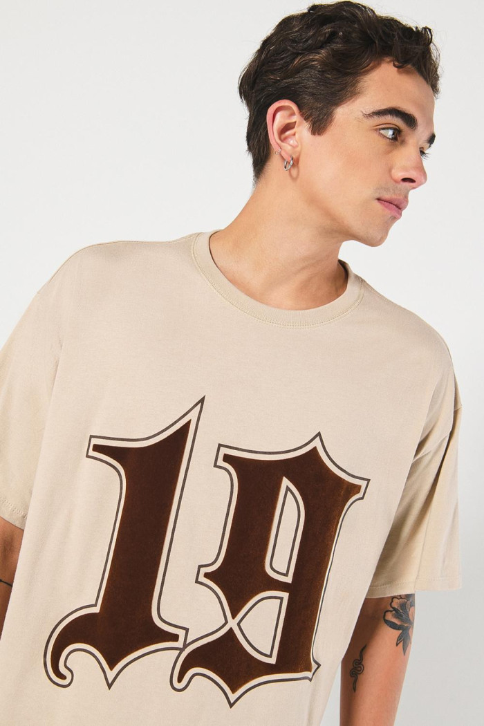 Camiseta oversize kaki cuello redondo con diseños college