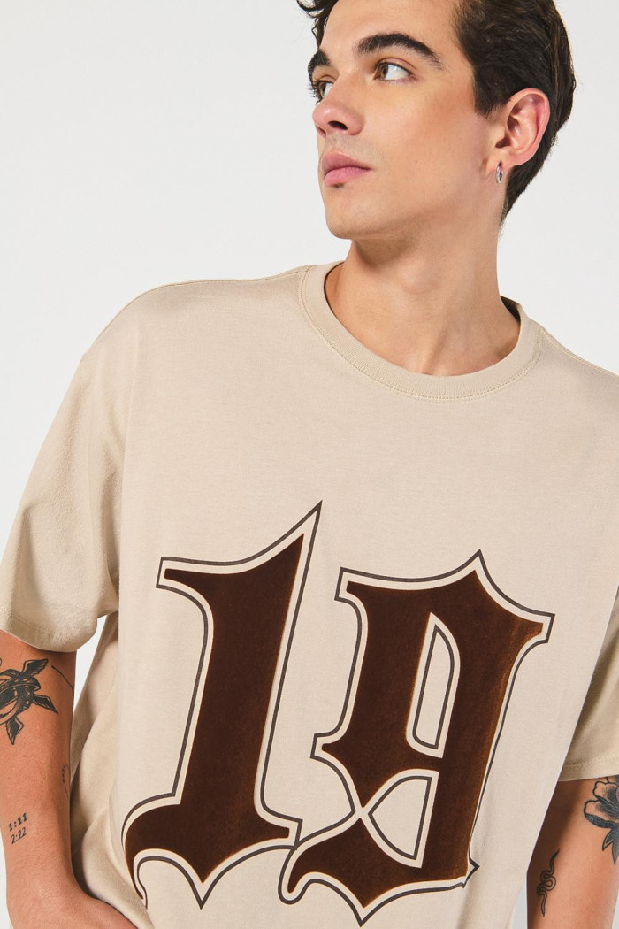 Camiseta oversize kaki cuello redondo con diseños college
