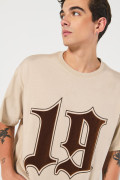 Camiseta oversize kaki cuello redondo con diseños college