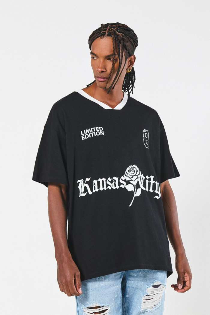 Camiseta oversize cuello V negra con estampado college