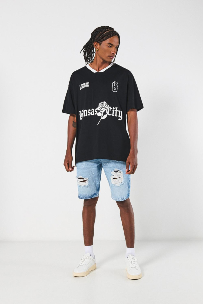 Camiseta oversize cuello V negra con estampado college