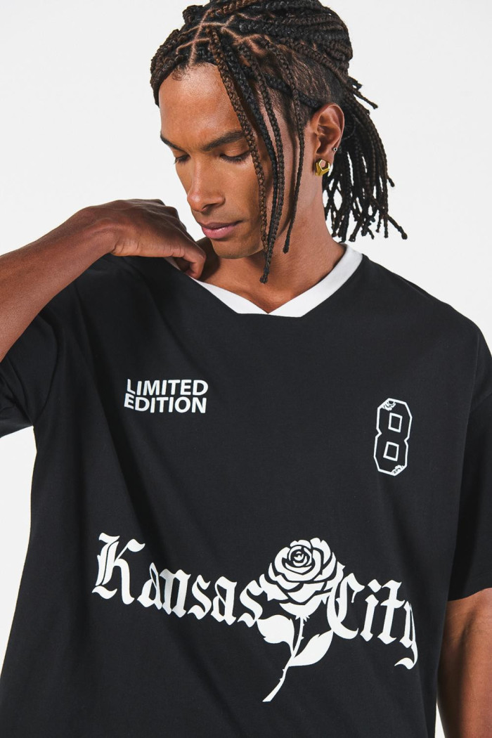 Camiseta oversize cuello V negra con estampado college