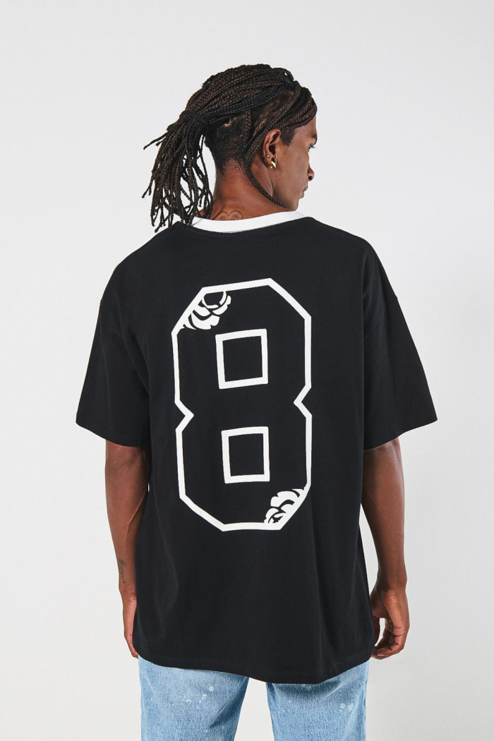 Camiseta oversize cuello V negra con estampado college