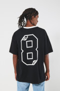 Camiseta oversize cuello V negra con estampado college