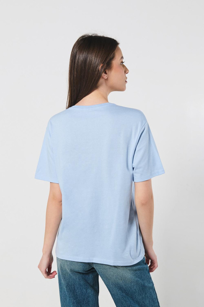 Camiseta unicolor con estampación vaquera y manga corta