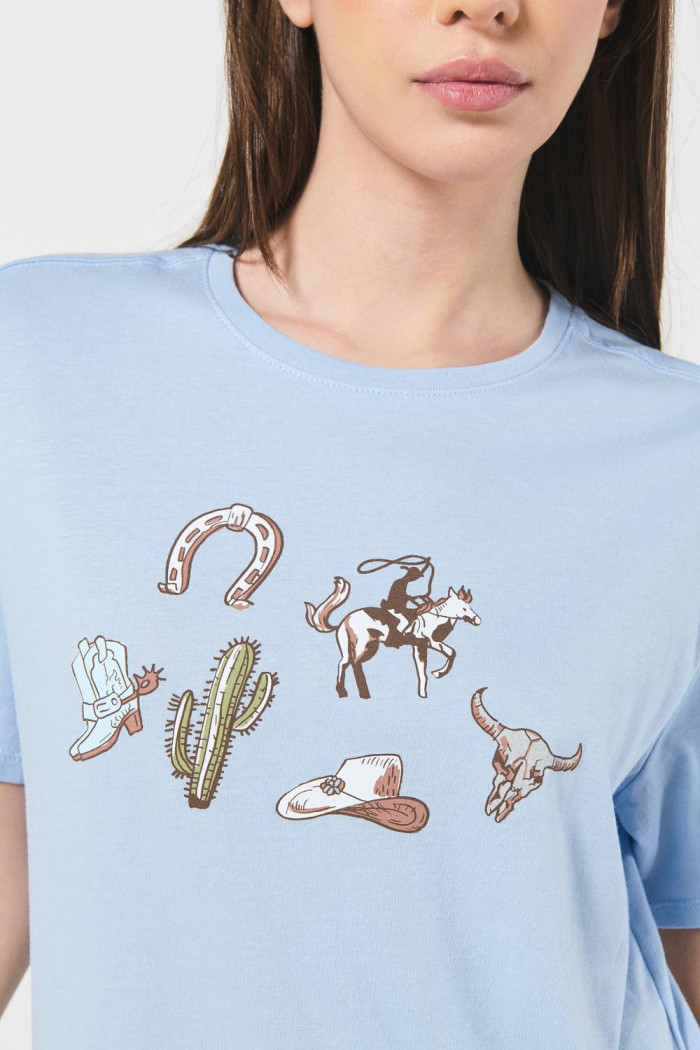 Camiseta unicolor con estampación vaquera y manga corta