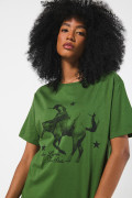 Camiseta unicolor cuello redondo con arte vaquero