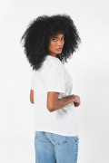 Camiseta con diseño college deportivo crema y manga corta
