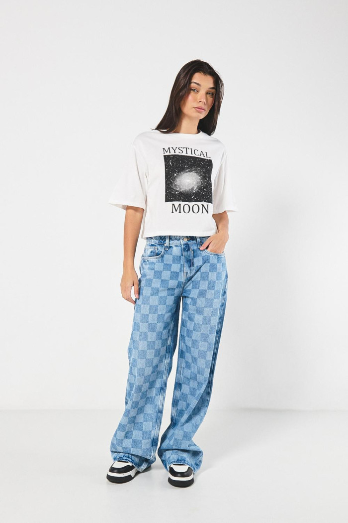 Camiseta oversize crop top crema con diseño místico