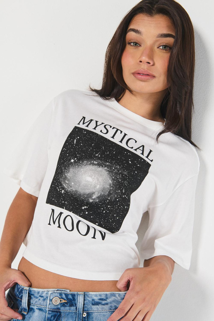 Camiseta oversize crop top crema con diseño místico