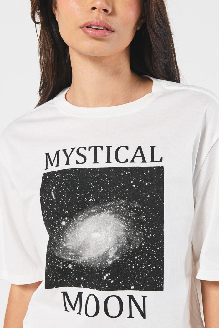 Camiseta oversize crop top crema con diseño místico