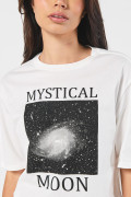 Camiseta oversize crop top crema con diseño místico