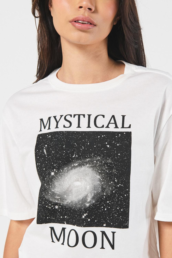 Camiseta oversize crop top crema con diseño místico