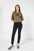 Camiseta verde crop top oversize con texto college negro