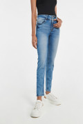 Jean push up tiro alto azul medio claro sin rotos. Estampado 48/49