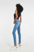 Jean push up tiro alto azul medio claro sin rotos. Estampado 48/49