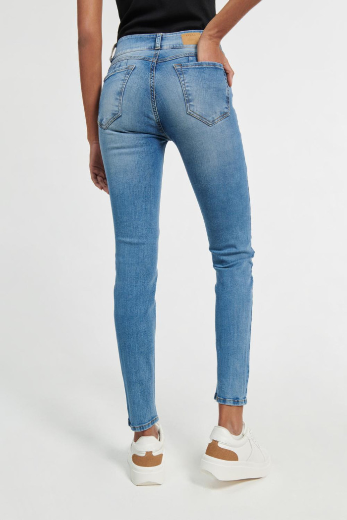 Jean push up tiro alto azul medio claro sin rotos. Estampado 48/49