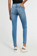 Jean push up tiro alto azul medio claro sin rotos. Estampado 48/49