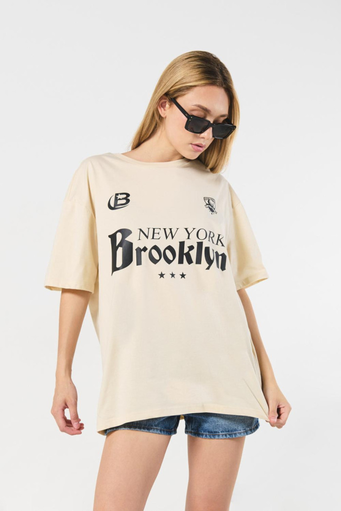 Camiseta kaki oversize manga corta con estampado college