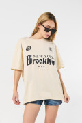 Camiseta kaki oversize manga corta con estampado college