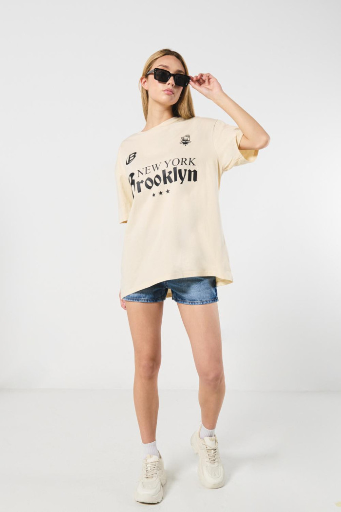 Camiseta kaki oversize manga corta con estampado college
