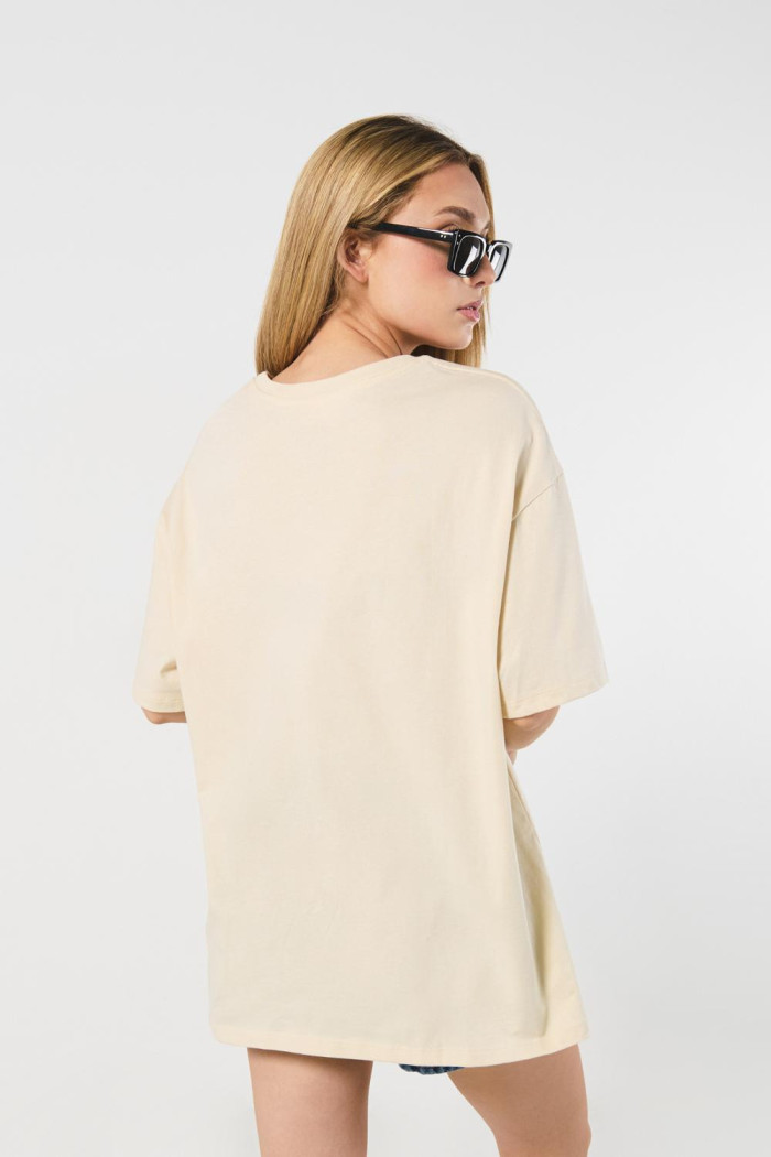 Camiseta kaki oversize manga corta con estampado college