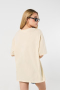 Camiseta kaki oversize manga corta con estampado college