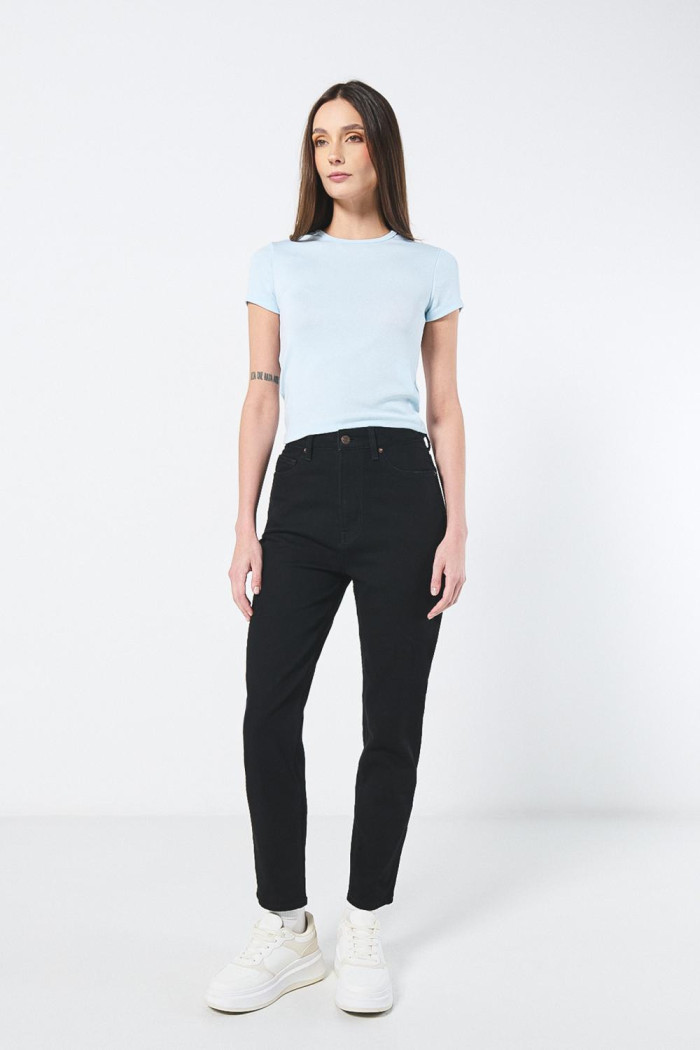 Camiseta unicolor en rib ajustada con cuello redondo