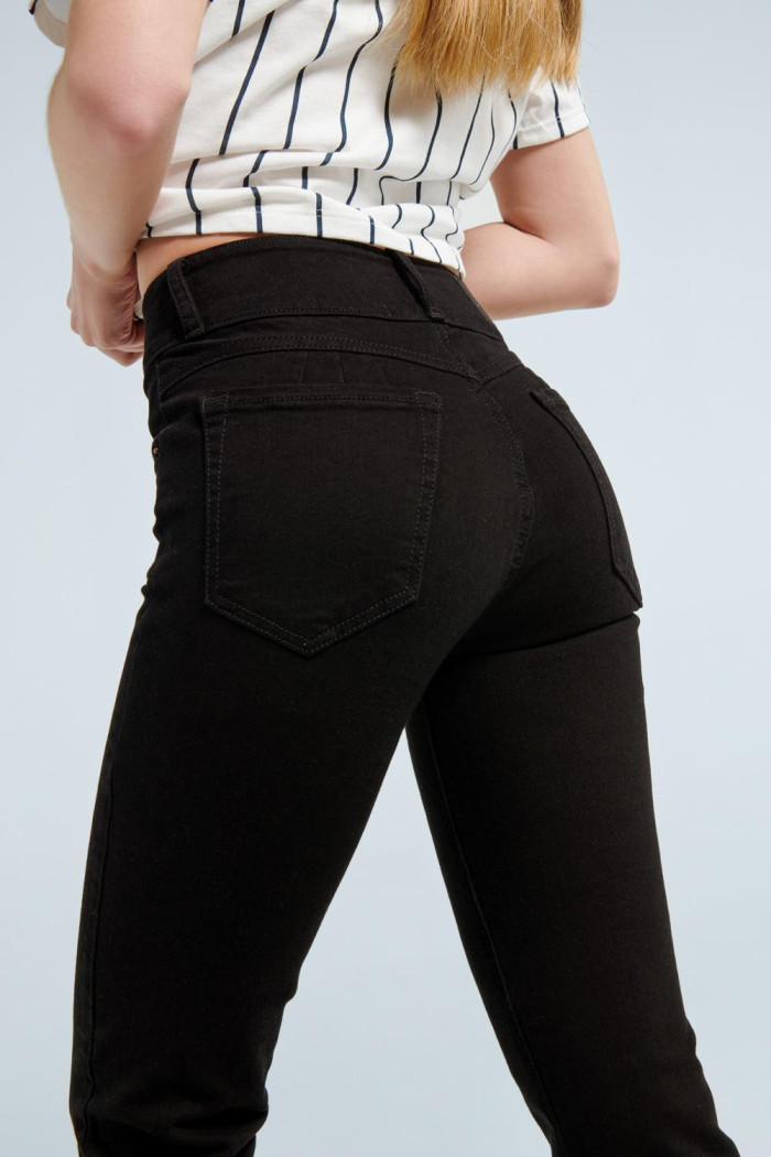 Jean push up tiro alto negro sin rotos