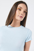Camiseta unicolor en rib ajustada con cuello redondo