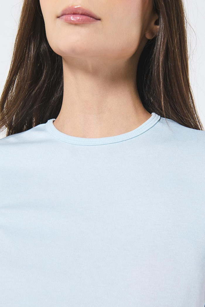 Camiseta unicolor en rib ajustada con cuello redondo