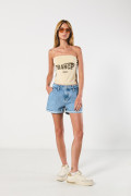 Top kaki claro strapless con estampado college