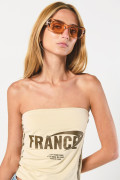 Top kaki claro strapless con estampado college