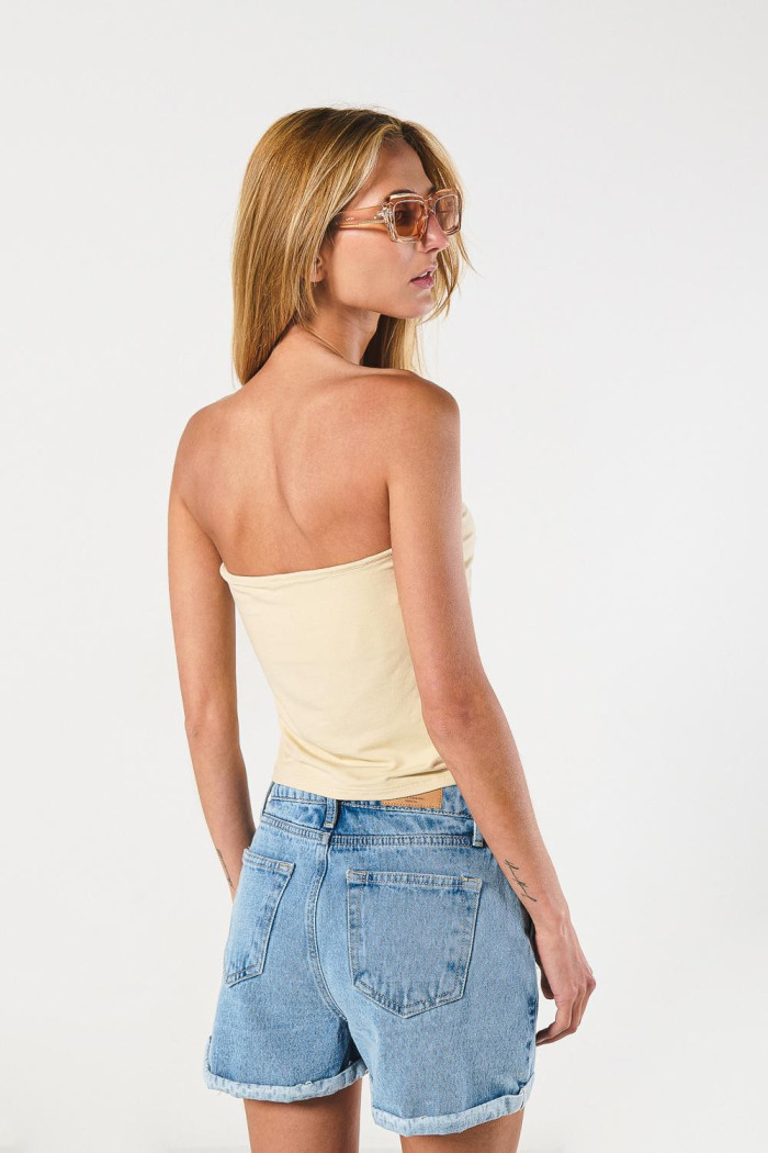 Top kaki claro strapless con estampado college
