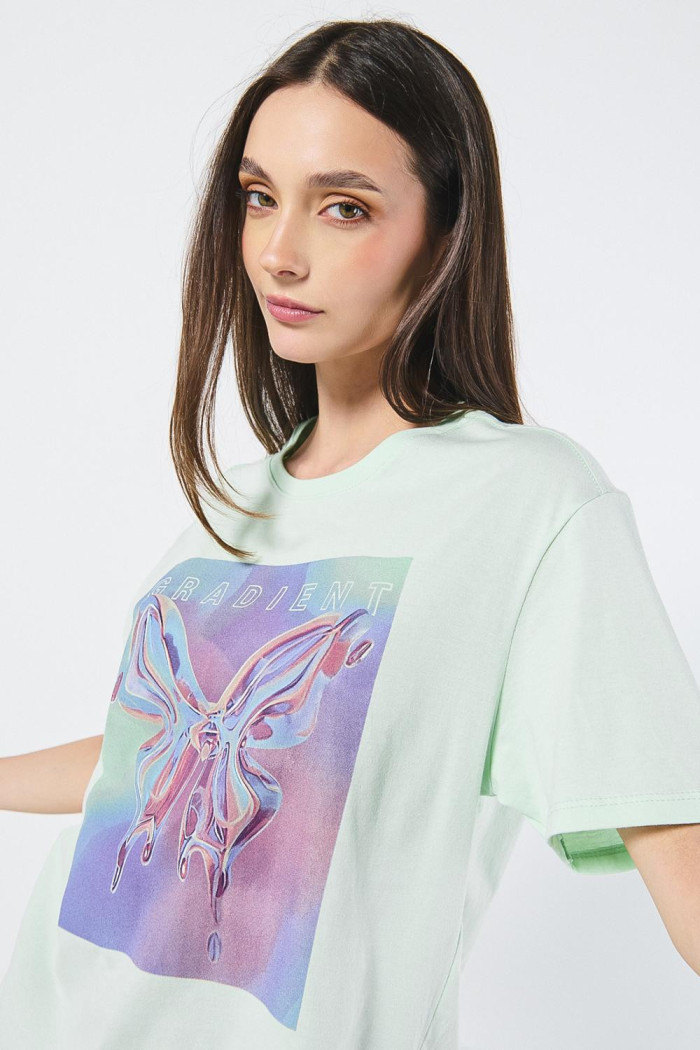 Camiseta cuello redondo verde clara con diseño futurista