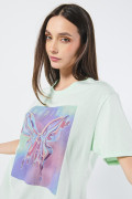 Camiseta cuello redondo verde clara con diseño futurista