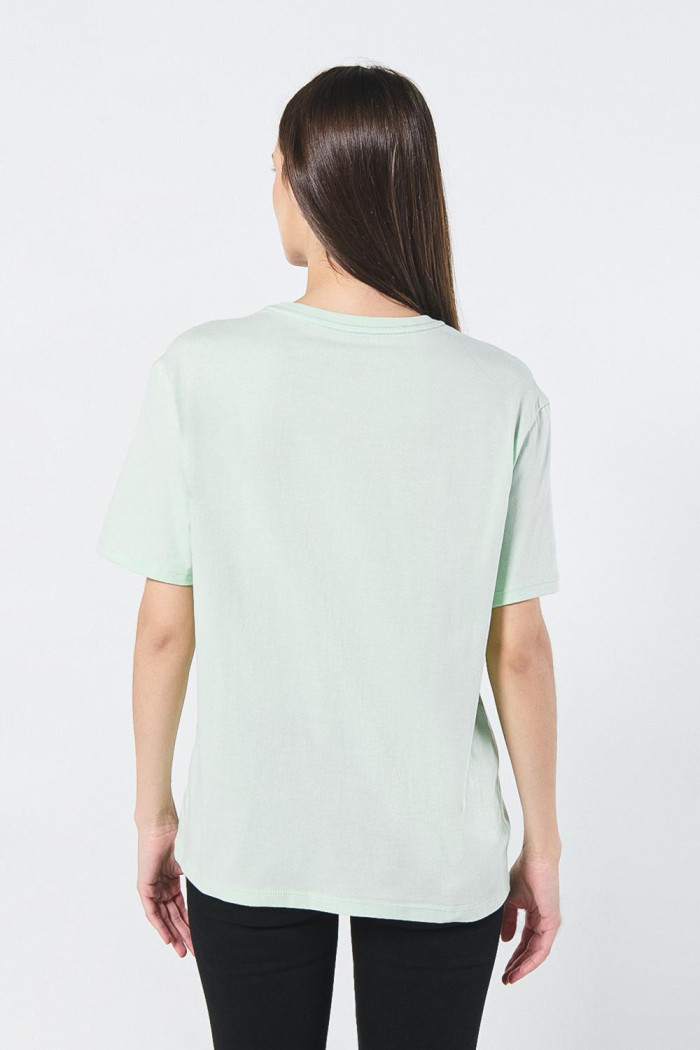 Camiseta cuello redondo verde clara con diseño futurista