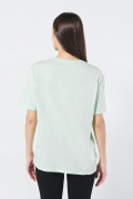 Camiseta cuello redondo verde clara con diseño futurista