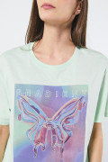 Camiseta cuello redondo verde clara con diseño futurista